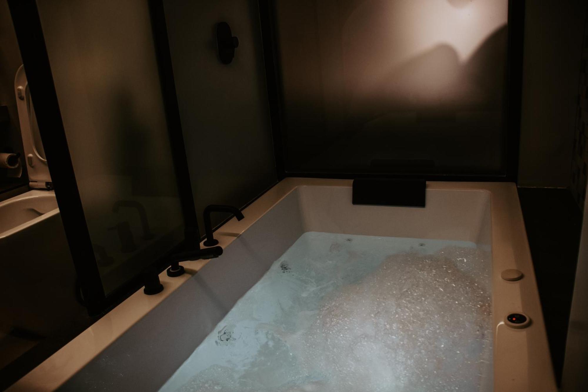 Dislocati Bnb - Jacuzzi Privata - Cucina - Tv60" - Minimal Luxury Marigliano Exterior foto